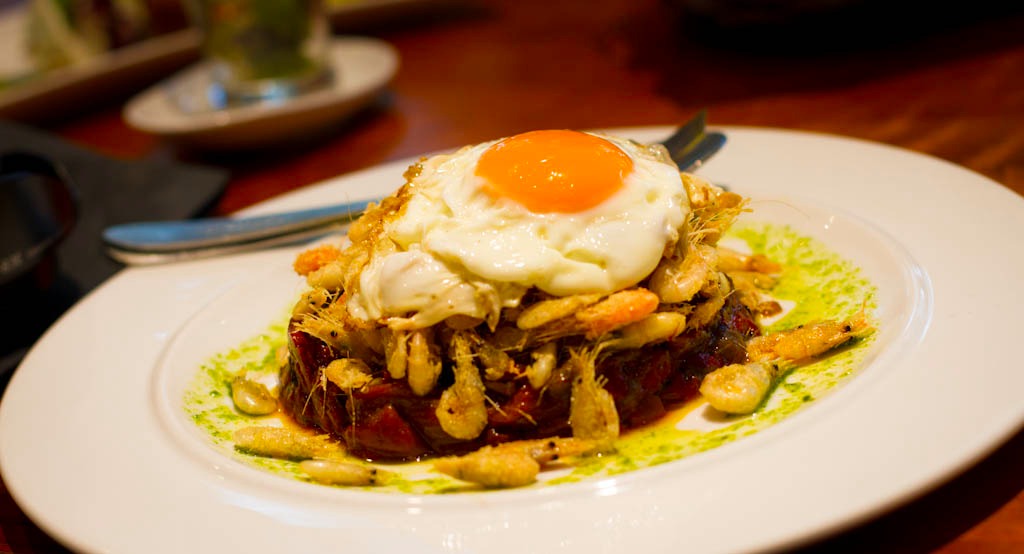 ¡¡En GURMÉ hoy!! ENSALADA DE PIMIENTOS ASADOS EN NUESTRO HORNO DE LEÑA Y CONFITADOS AL AJILLO CON CAMARONES FRITOS DE CORIA Y SU HUEVO CAMPERO! simplemente irresistible… ¿Con quien compartiría este plato? ¡Nómbrale en un comentario!!!